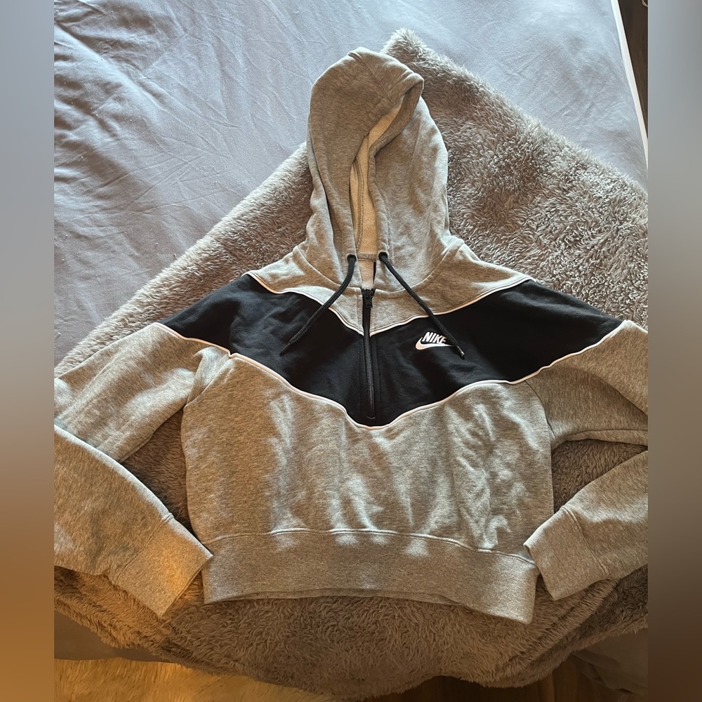 Nike cropped hooded sweatshirt!